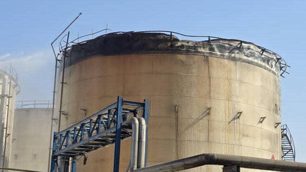 مهار حریق در مخزن نفتی بندر امام خمینی (ره) / علت و میزان خسارت آتش سوزی بررسی می شود