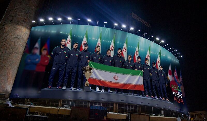 رونمایی از پرچم قهرمانی کشتی ایران در میدان شهر + عکس