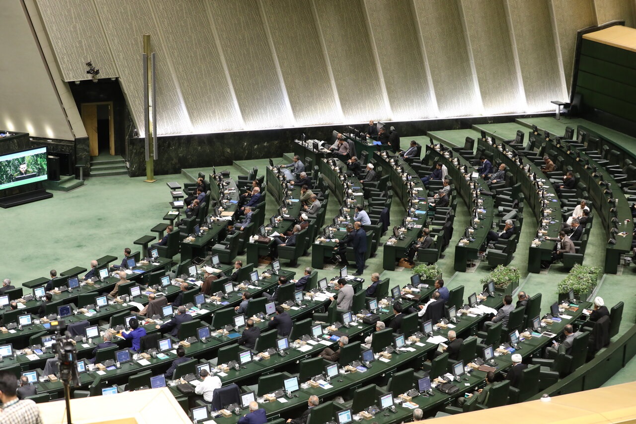 تصویب تعطیلی پنجشنبه‌ها/ بازنشستگی اجباری 400 استاد دانشگاه/ هشدار به وضعیت معیشتی و کنترل قیمت‌ها