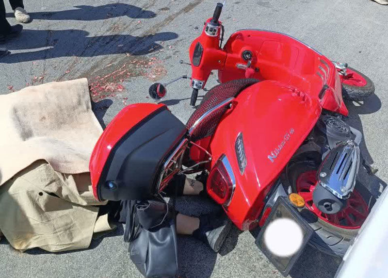 تصادف وحشتناک موتورسوار زن با کامیون در اصفهان