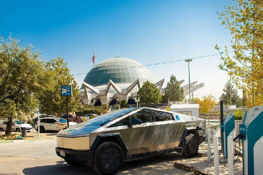 شارژ سفینه برقی دو جهانگرد در تهران!