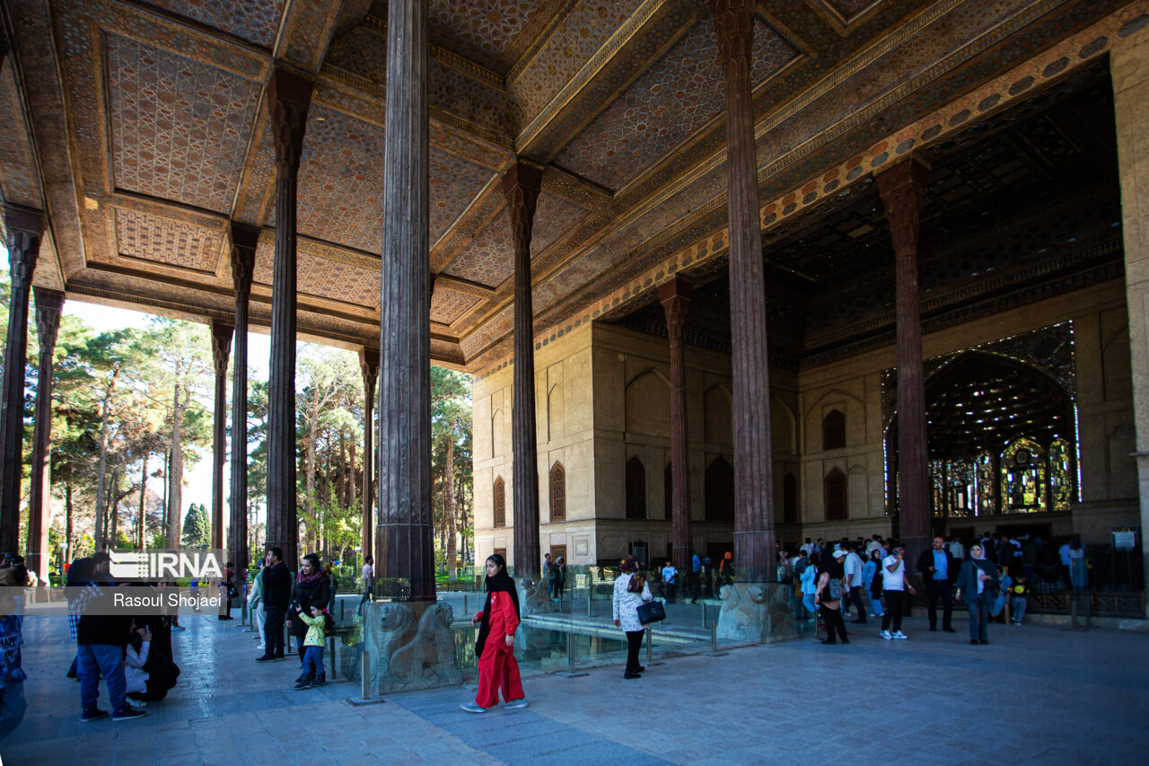 چهل ستون غبارروبی می‌شود