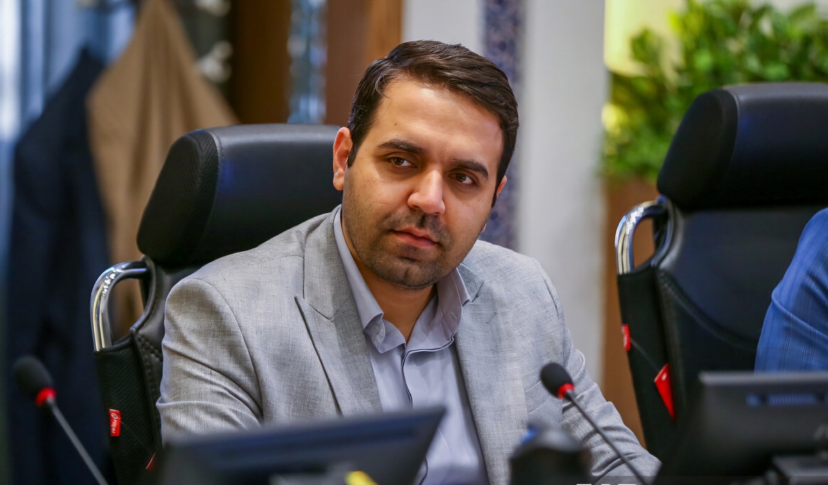 سخنگوی شورای اسلامی شهر اصفهان در گفتگو با جریان آنلاین: اسناد ۵۰۰ ساله مؤید دائمی بودن زاینده‌رود است/ طرح‌های انتقال آب جبران نشده و باید متوقف بشود