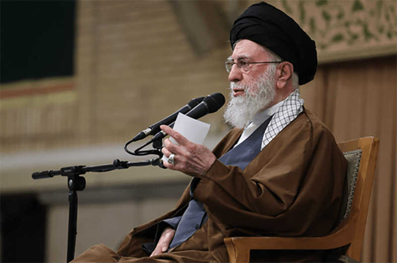 رهبر انقلاب: ایران با پرچم عدالت جهانی سلطه‌گران را به آشوب کشاند/ اندوه شهادت‌ها جوانان ایران را متوقف نکرد و خانواده‌ های شهیدان پیشگام حرکت شدند