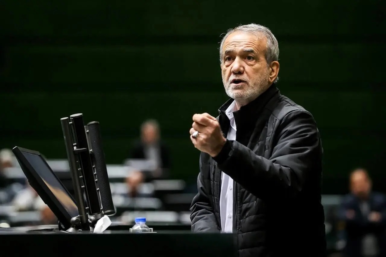 واکنش پزشکیان به یکی از منتقدان: وقتی نقد می‌کنم قیافه نگیر! + فیلم