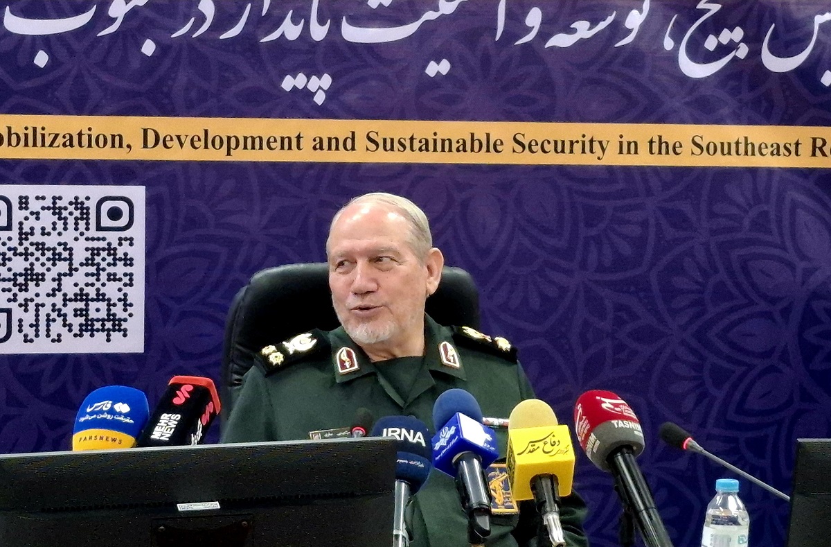 سرلشکر رحیم صفوی: تحریم های آمریکا علیه ایران با 15 همسایه بی اثر می شوند/  سواحل مکران امن است؛ سرمایه‌گذاران خارجی با آسودگی سرمایه‌گذاری کنند