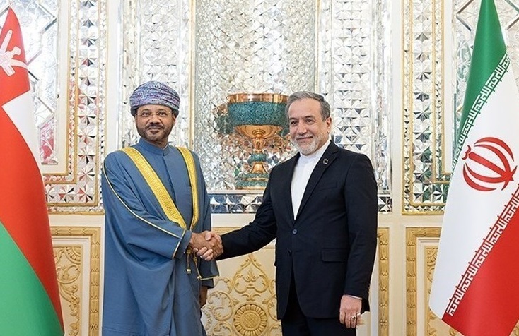 عراقچی از همتای عمانی خود استقبال کرد/توسعه روابط ایران و عمان در دستور کار وزرای خارجه دو کشور