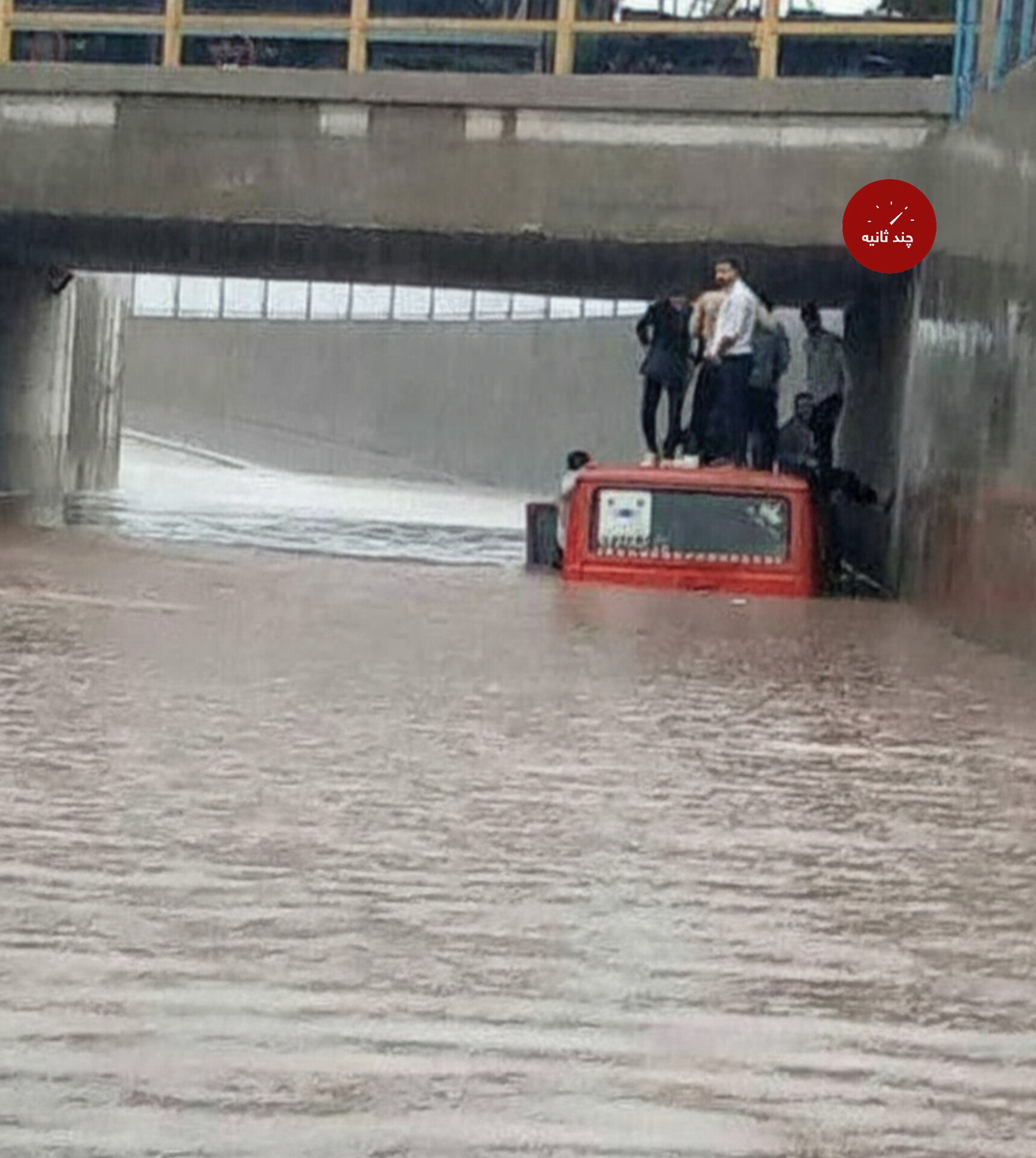 گرفتار شدن مینی‌بوس در سیلاب بندرعباس