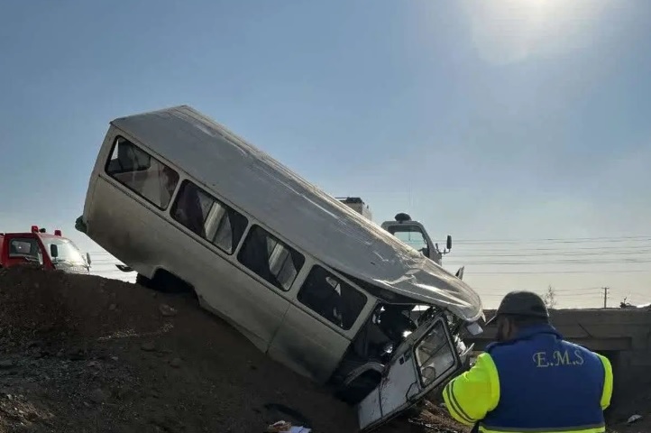 بی‌توجهی راننده علت واژگونی مینی‌بوس دانش‌آموزان در ایوانکی