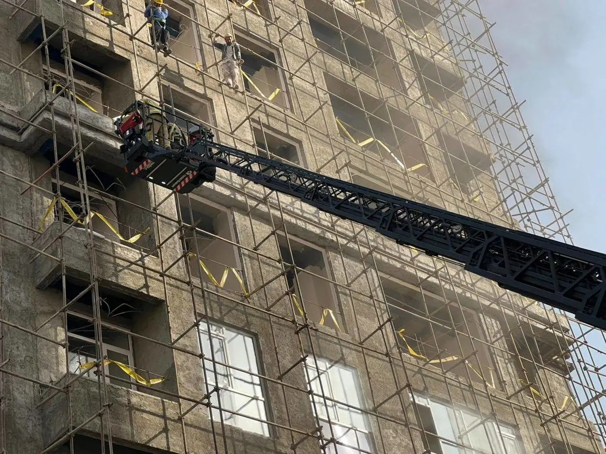 آتش‌سوزی برج ۲۰ طبقه مهار شد؛ نجات ۳۰ کارگر در تهران