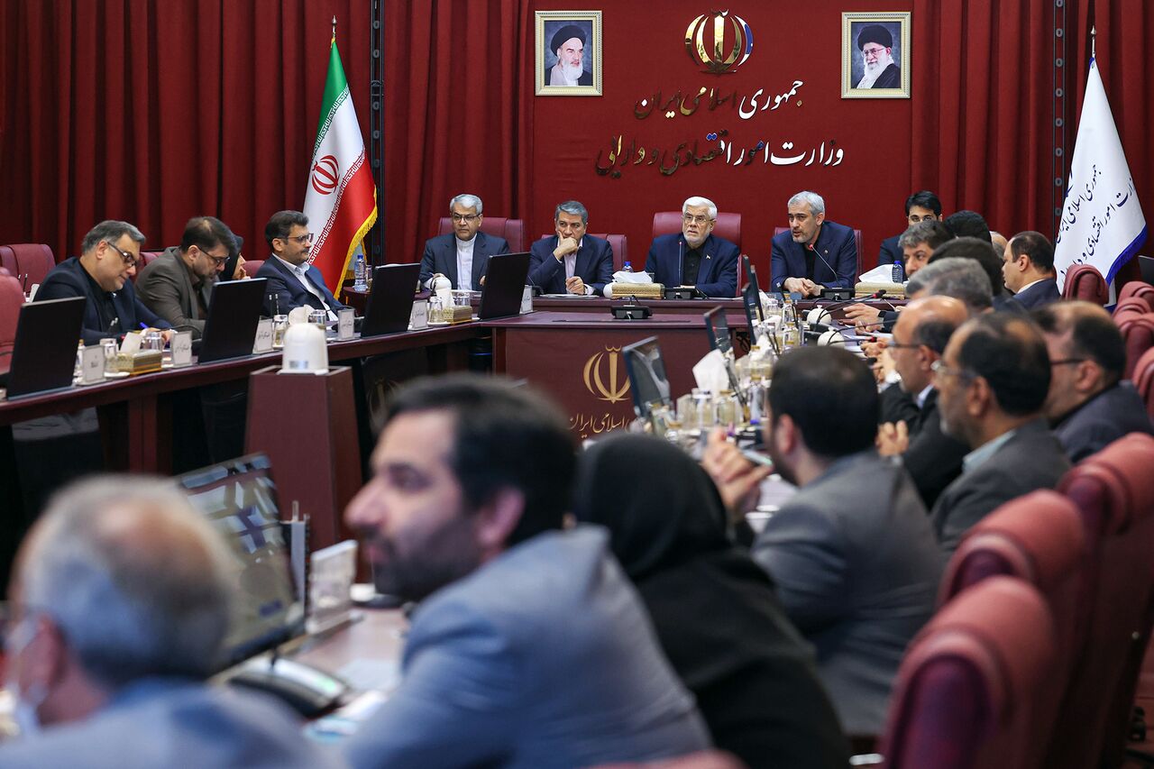 عارف: فرار مالیاتی دانه‌درشت‌ها باید ریشه‌کن شود/ دولت با کسبه کم‌درآمد همکاری می‌کند/ اعتماد به مردم هزینه کمتری دارد