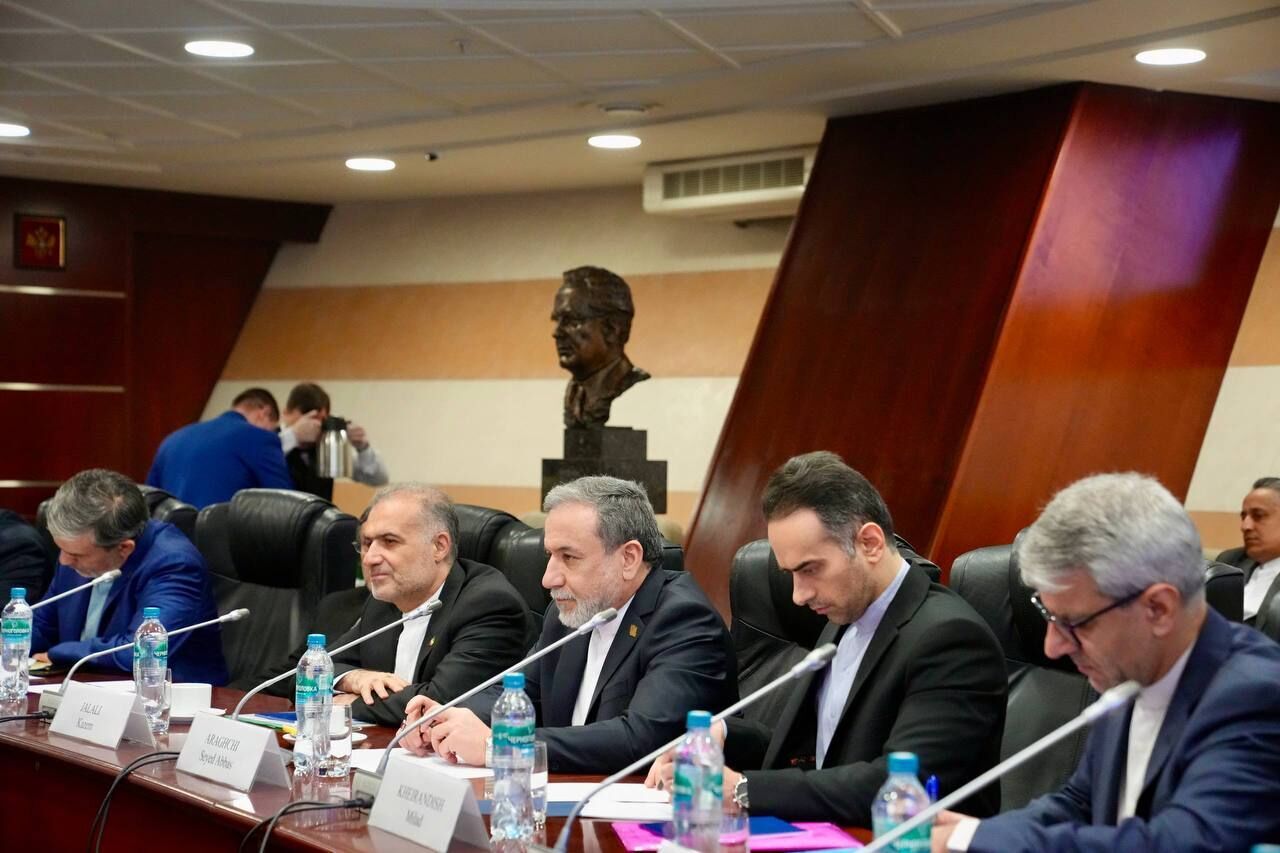 عراقچی: فتوای مقام معظم رهبری تولید و استفاده از سلاح هسته ای را حرام می داند/ ایرانی‌ ها در مقابله با تحریم‌های آمریکا پی ‌اچ ‌دی دارند