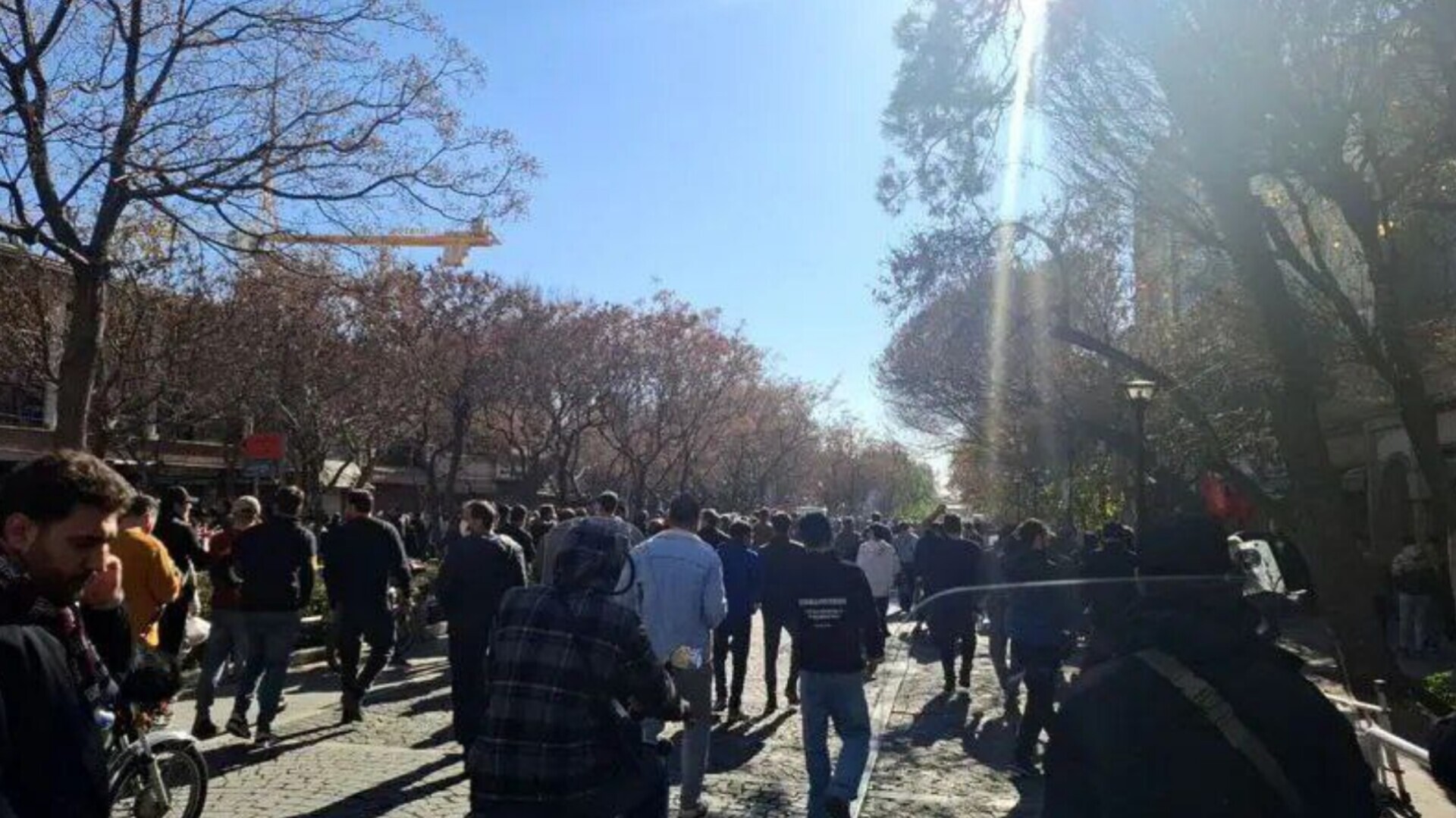 اعتراض مردم به نوسانات ارز به خیابان جمهوری رسید