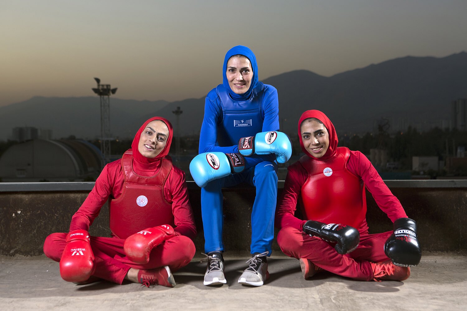 تصویر خبرساز احوالپرسی صمیمی پزشکیان با خواهران منصوریان در روز زن