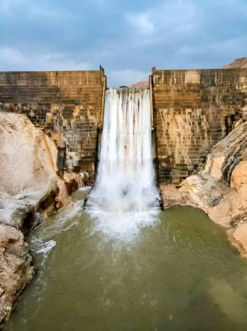 نخستین سرریز سد اخند عسلویه پس از آبگیری  + فیلم