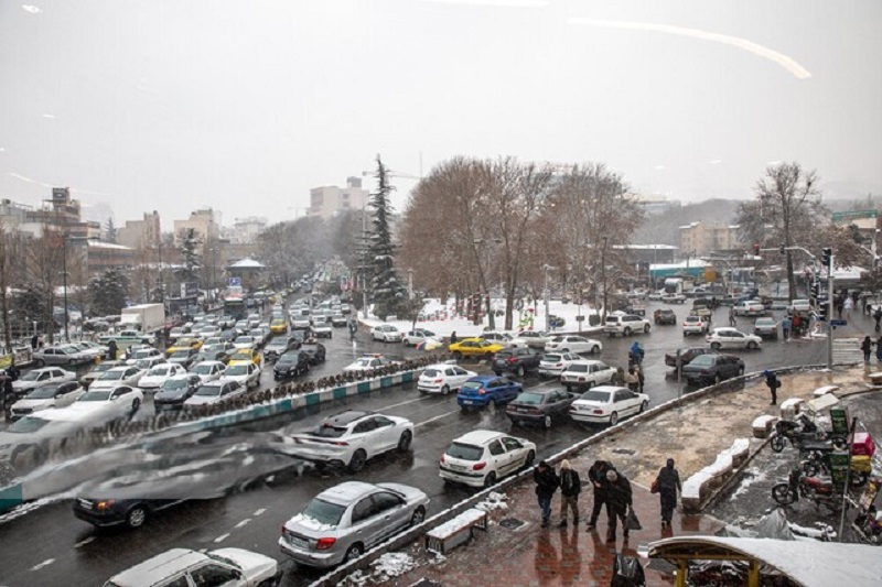 بارش برف در 5 منطقه تهران / آماده‌باش کامل نیروهای خدمات شهری