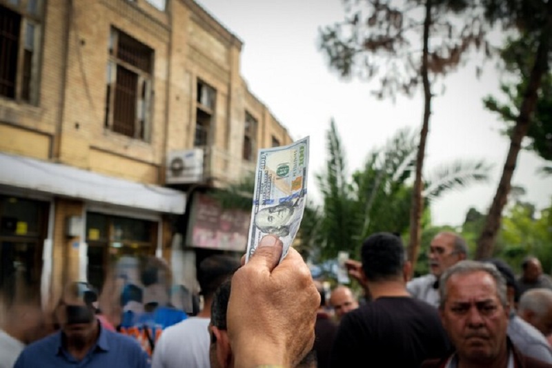 دلار روی دست صرافی‌ها ماند