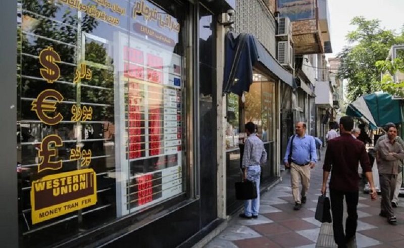 فاصله ۶۰۰۰ تومانی نرخ دلار از تابلو صرافی‌ تا میز معامله!