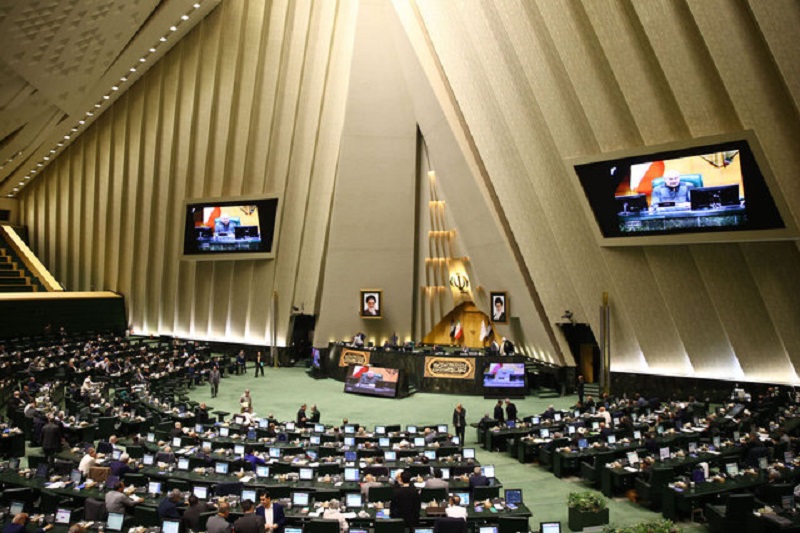 تذکر ۵۱ نماینده به رئیس‌جمهور: ضرورت بازنگری در تصمیم رفع فیلتر واتساپ