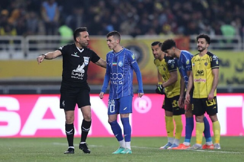 تساوی سپاهان و استقلال در نیمه نخست دیدار معوقه لیگ برتر