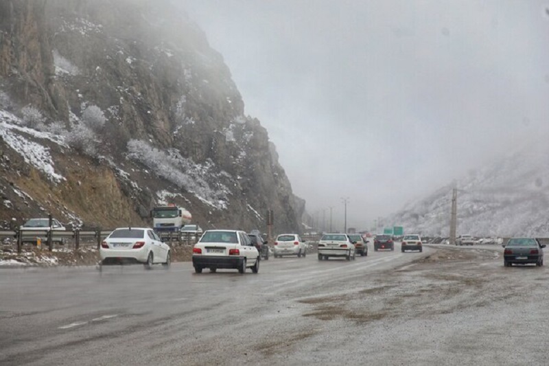 ترافیک سنگین در جاده هراز / انسداد چند محور به‌دلیل بارش برف و باران