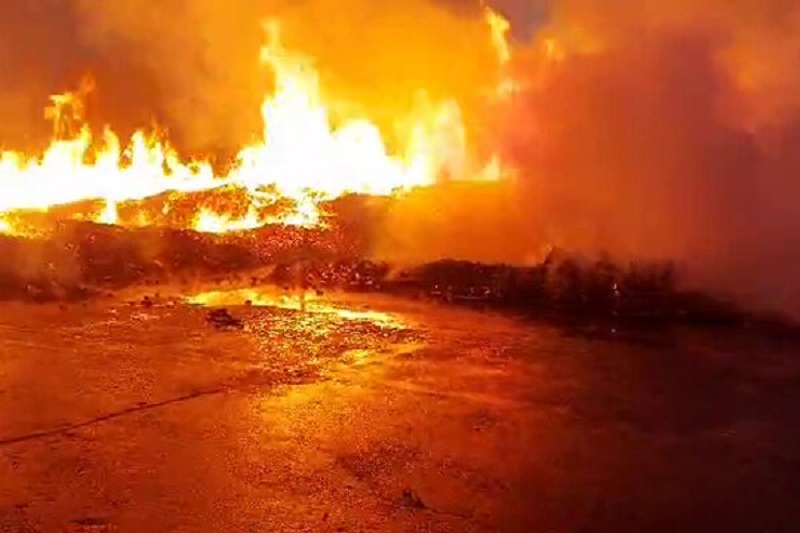 حریق گسترده در انبار بزرگ پوشاک ورامین